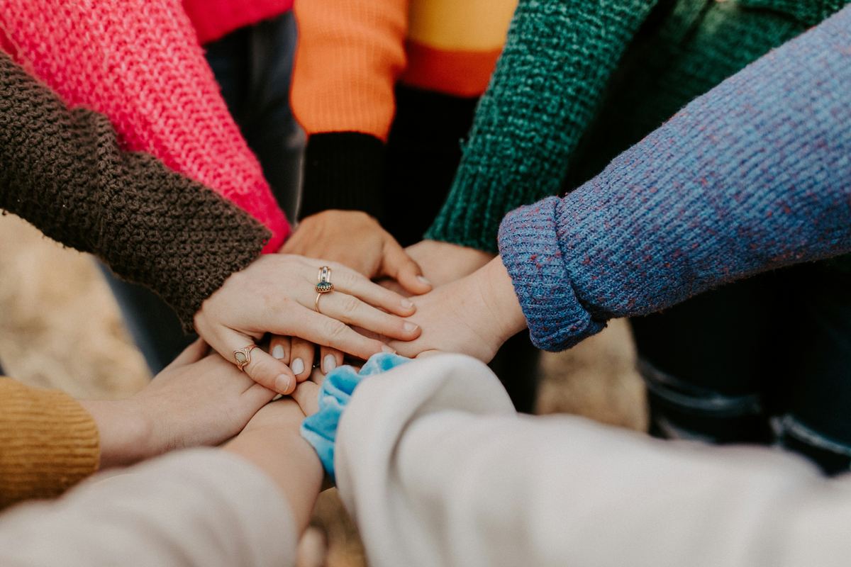 Des mains rassemblées, symbole de solidarité entre les membres de l'association